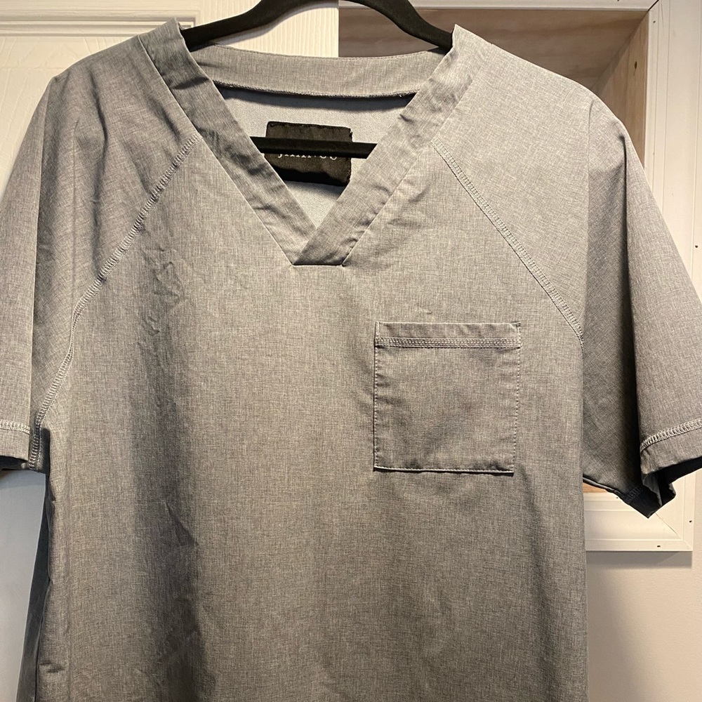 Men’s Jaanuu scrub top